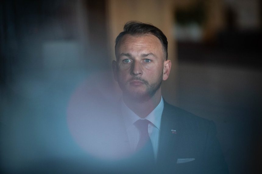 Statne byvanie pre ustavnych cinitelov by malo byt povinne