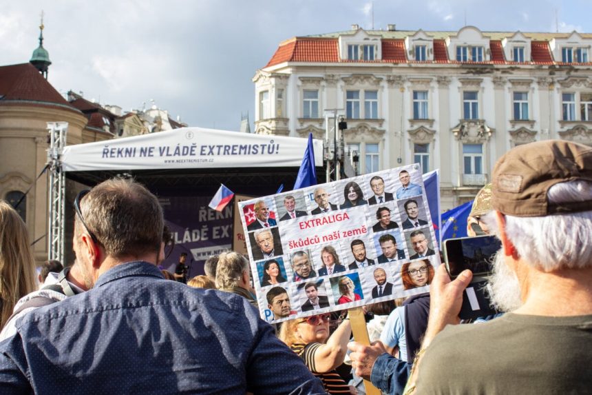 Tisicky ludi prisli do Prahy na podporu demokracie