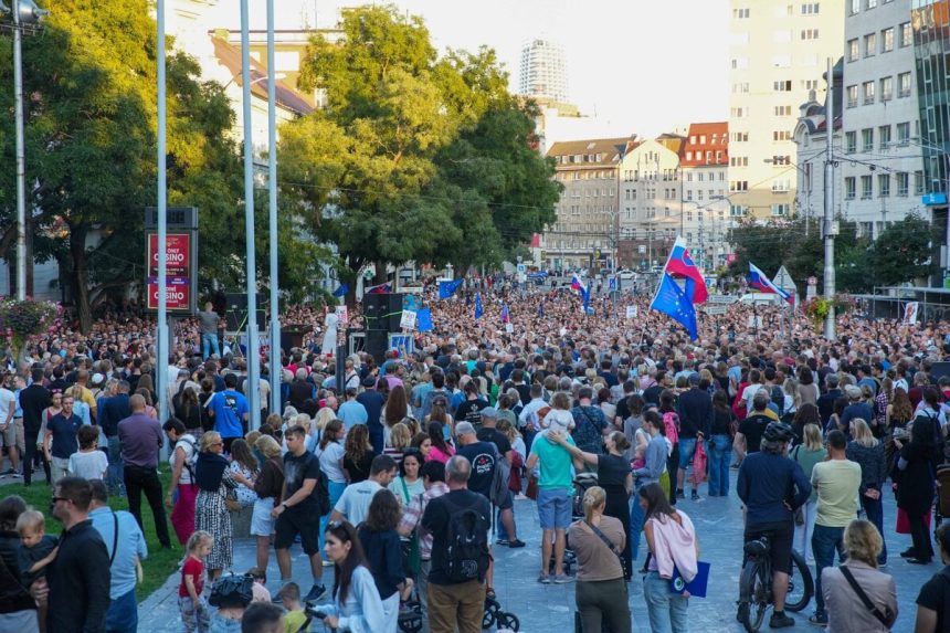 V Bratislave sa kona protivladny protest zorganizovali ho poslanci a aktivisti