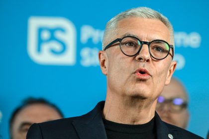 Vlada mala podla Korcoka zvolat Bezpecnostnu radu po incidente v Estonsku