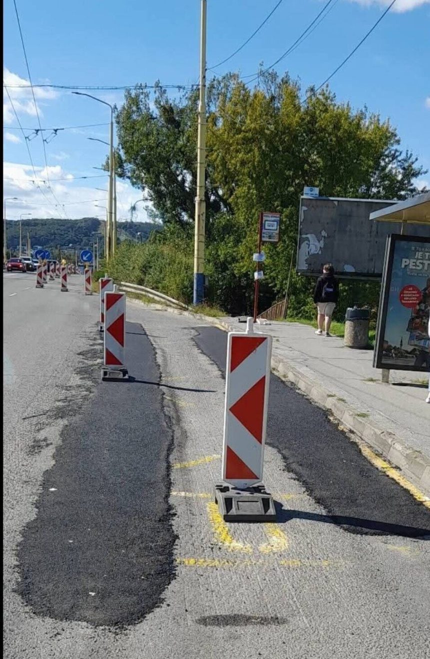 Vyjazdene koleje pred zastavkou zalatali reakcia ludi bola rychla Akoby to robili Pat a Mat
