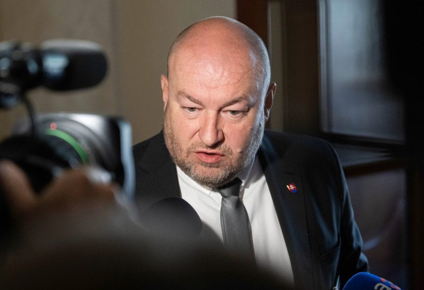 Z Kotlara sa podla Huliaka stal sarlatan stat by mal zacat od seba