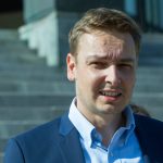 Zakazku na elektronicke naramky ma dohodnuta firma