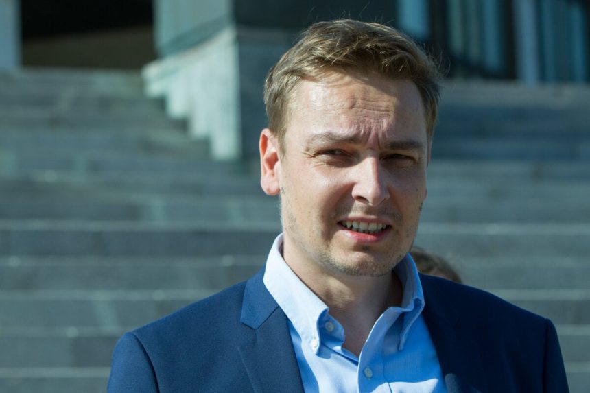 Zakazku na elektronicke naramky ma dohodnuta firma