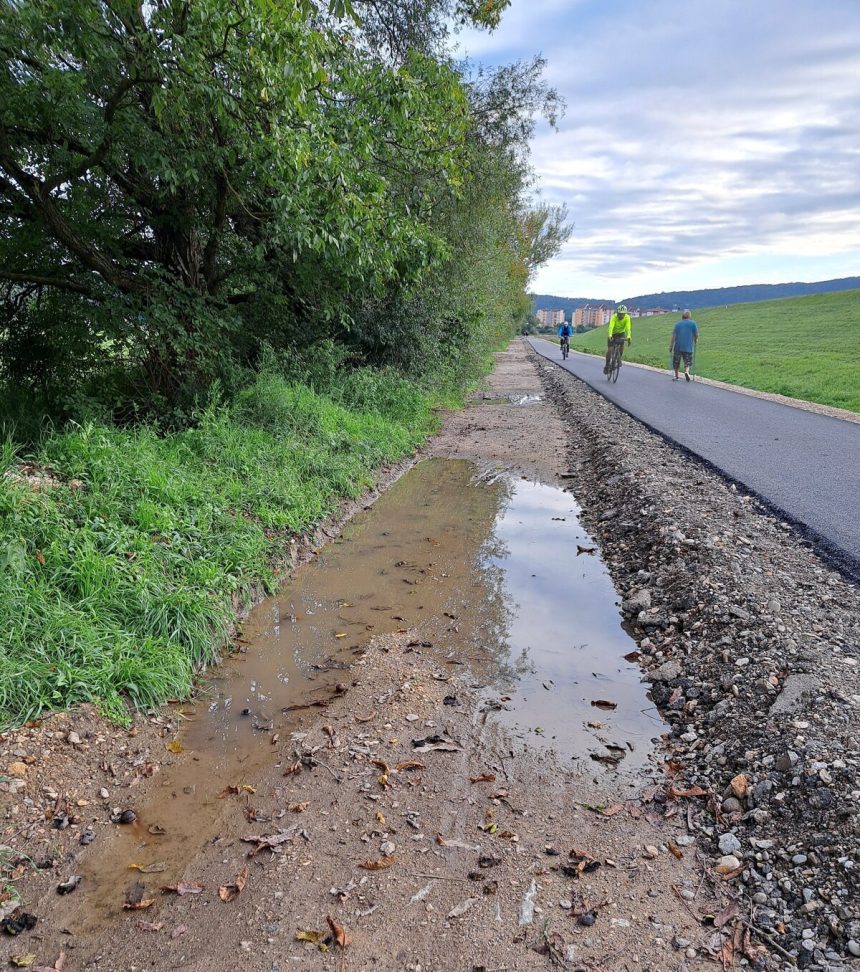 Blato tlaci chodcov na cyklotrasu spory narastaju Kraj upravu chodnika neplanuje