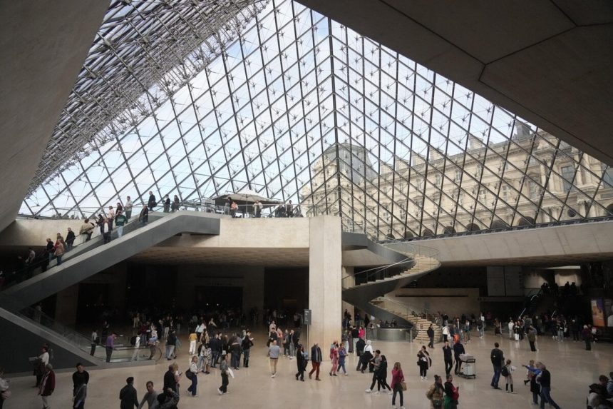 Cast sperkov z parizskeho muzea Louvre previezli do narodnej banky