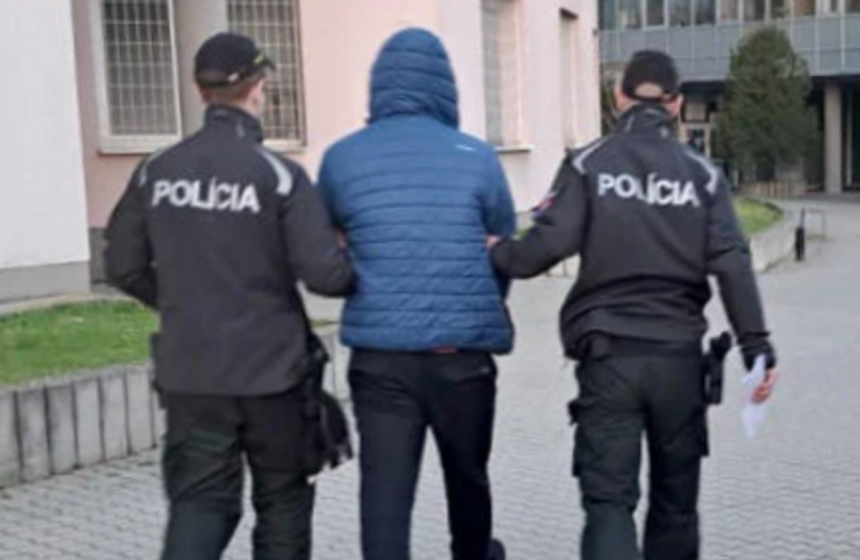 Chcela ho opustit on ju napadol a vyhrazal sa jej Skoncil v cele