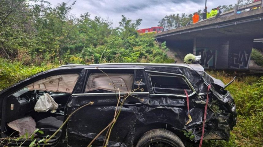 Na D2 prerazilo auto zvodidla a spadlo