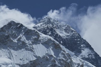 Po snehovej burke uviazli pod Everestom stovky turistov