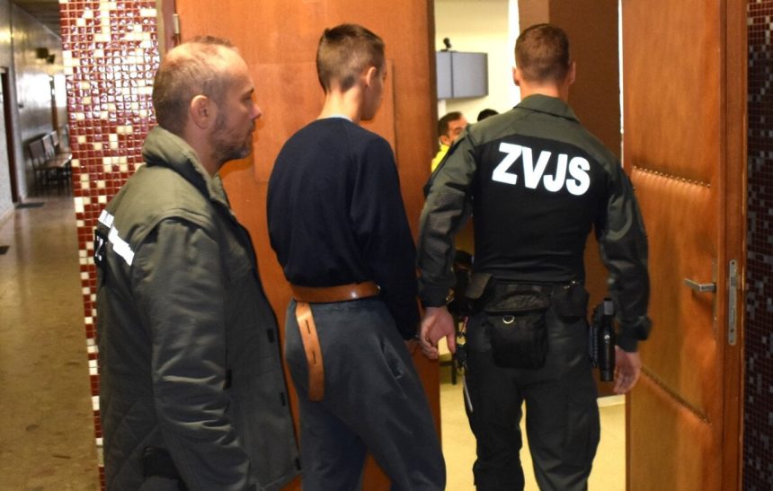 Tinedzerku znasilnili a sexualne zneuzili Starsi je vo vazeni mladsi mesiace spekuloval