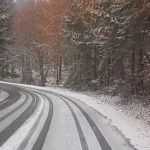 Zima sa prihlasila aj na Skalke pri Kremnici cesty su zasnezene