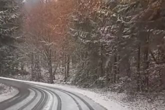 Zima sa prihlasila aj na Skalke pri Kremnici cesty su zasnezene