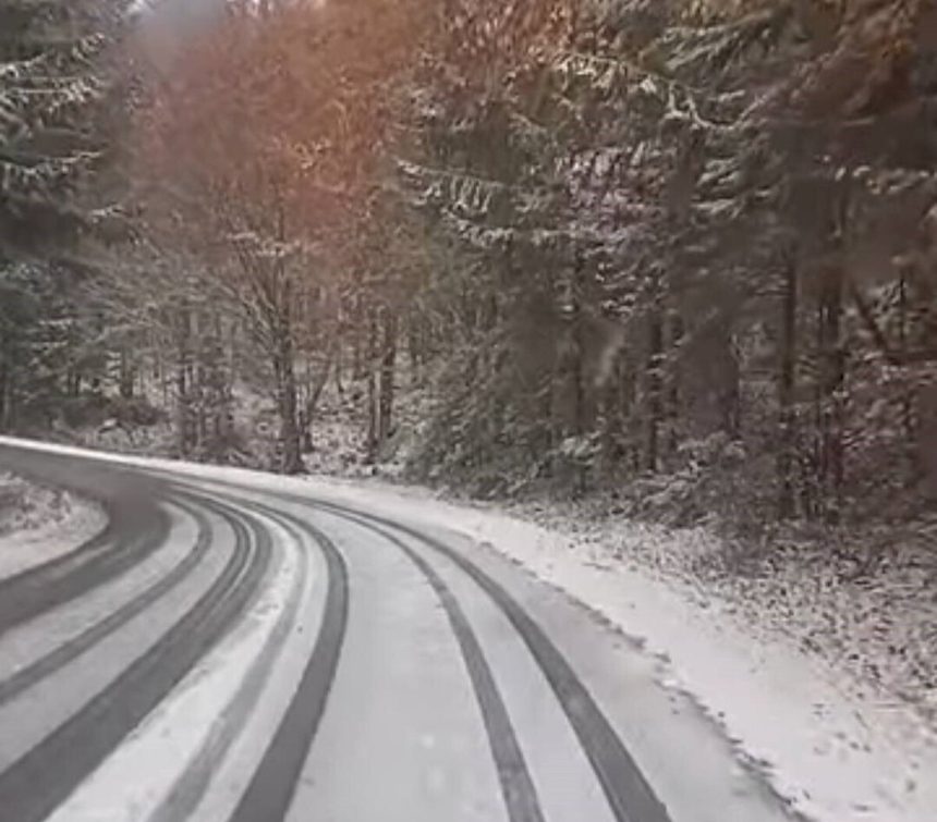 Zima sa prihlasila aj na Skalke pri Kremnici cesty su zasnezene