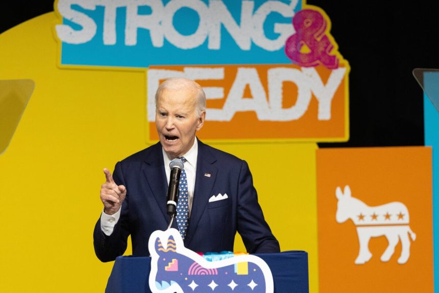 Biden ostro kritizoval Trumpa za znicenie Bieleho domu