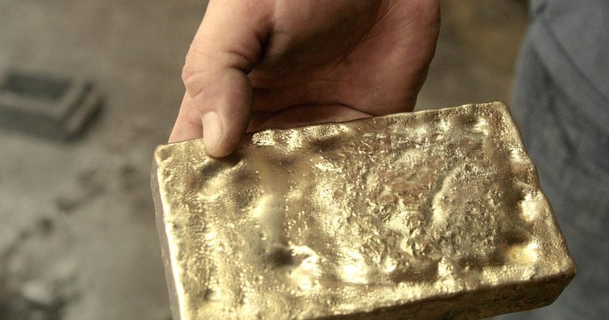 Cena zlata vzrastla na dvojtyzdnove maximum cena striebra je na novom rekorde