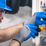 Elektrikari si do noci zobrali stuple a spali