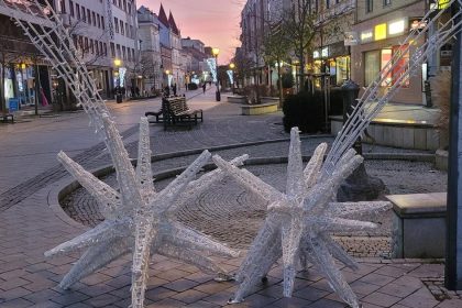 Ked rozsvietia vianocny strom na namesti zvony zazneju