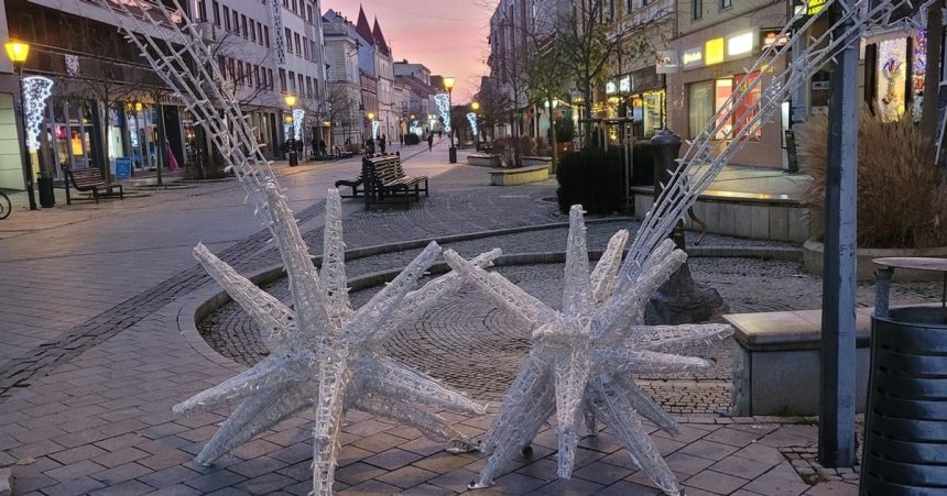 Ked rozsvietia vianocny strom na namesti zvony zazneju