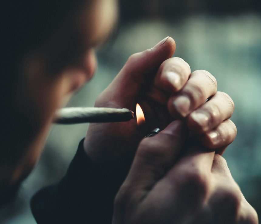 Maldivy zakazali fajcenie len mladsim rocnikom