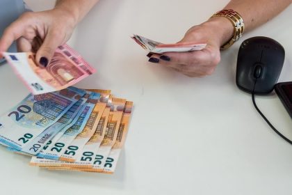 Mzdy rastu rychlejsie ako inflacia no firmy brzdia nabor novych ludi