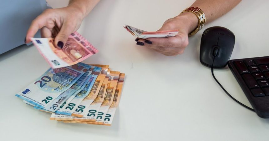 Mzdy rastu rychlejsie ako inflacia no firmy brzdia nabor novych ludi