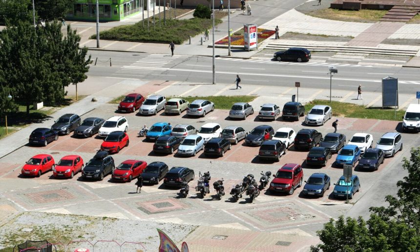 Parkovanie v centre Banskej Bystrice zacne spravovat mesto ceny vzrastu