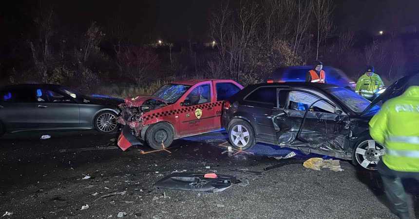 V Kosiciach sa zrazili tri auta pat zranenych