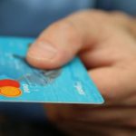 Vo vlaku nasli penazenku s kartou skoncili na sude