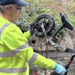 Z vody miznu ton z kovov Magneticki lovci nasli zbrane trezor a kovove zvysky zeleznice