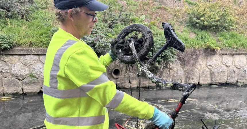 Z vody miznu ton z kovov Magneticki lovci nasli zbrane trezor a kovove zvysky zeleznice