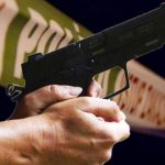 Zastrelil psa pred rodinnym domom s arzenalom zbrani