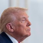 Biely dom vysvetlil naplasti na Trumpovej ruke
