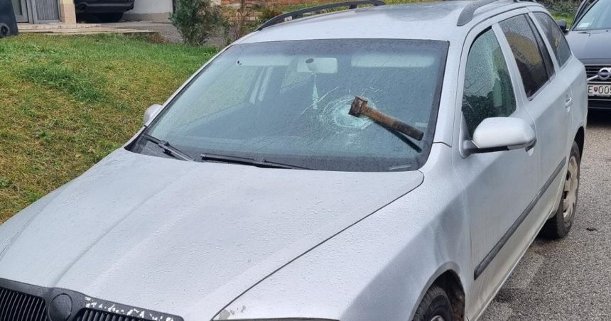 Do celneho skla auta niekto zatal sekeru