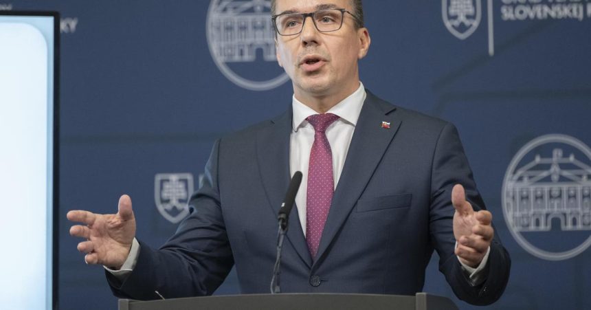 E Tomas Praca namiesto davok umiestnila 860 ludi