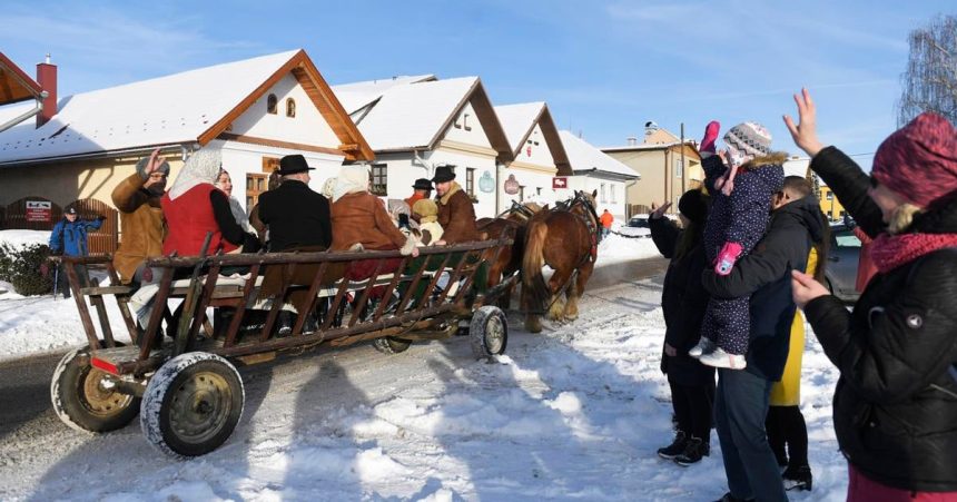 Etnografka Na sv Stefana mladez vstavala zavcasu typicke brodenie sa vodou