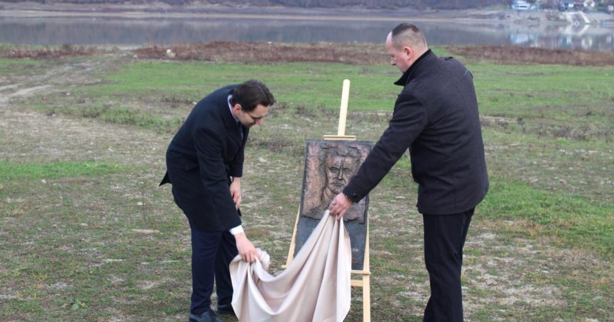 Knaza zo zatopenej obce vaznili a obvinili z choroby