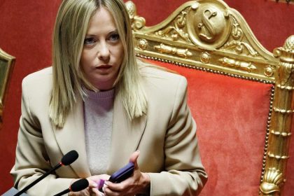 Meloniova a pat premierov ziadaju o povolenie hybridov a biopalivovych aut