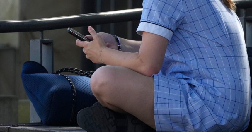 Meta uz vyhadzuje mladez z Facebooku a Instagramu