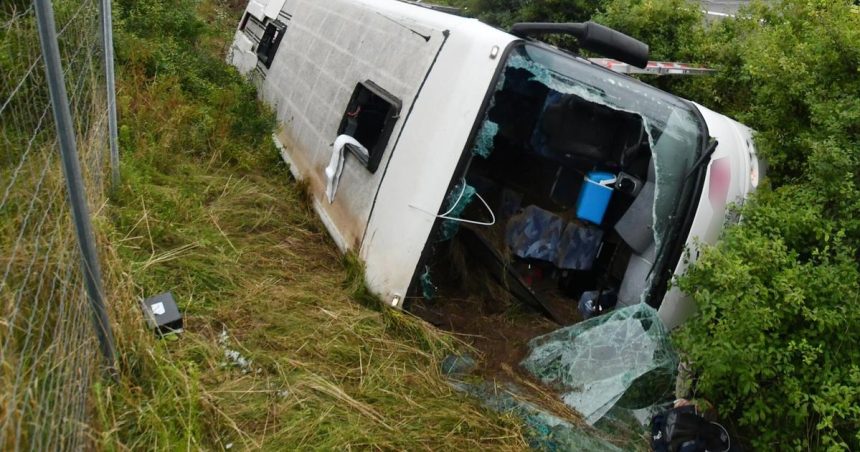 Na severe Vietnamu sa prevratil autobus devat mrtvych