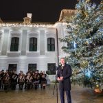 Prezident rozsvietil vianocny stromcek pred svojim sidlom