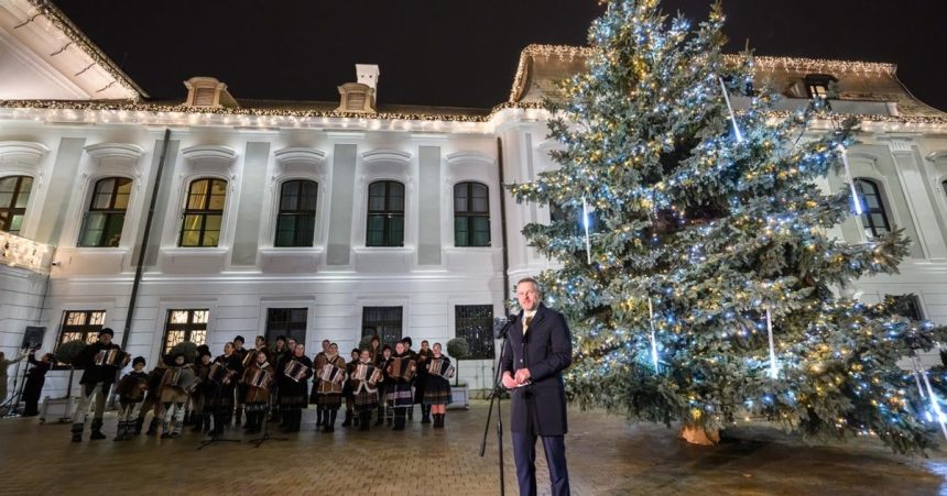 Prezident rozsvietil vianocny stromcek pred svojim sidlom