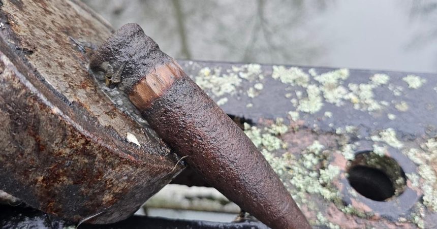 Pri moste objavil minu pomocou magnetu zasahoval pyrotechnik