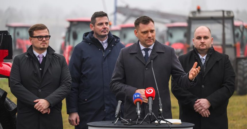 Taraba odovzdal vodohospodarom 50 traktorov