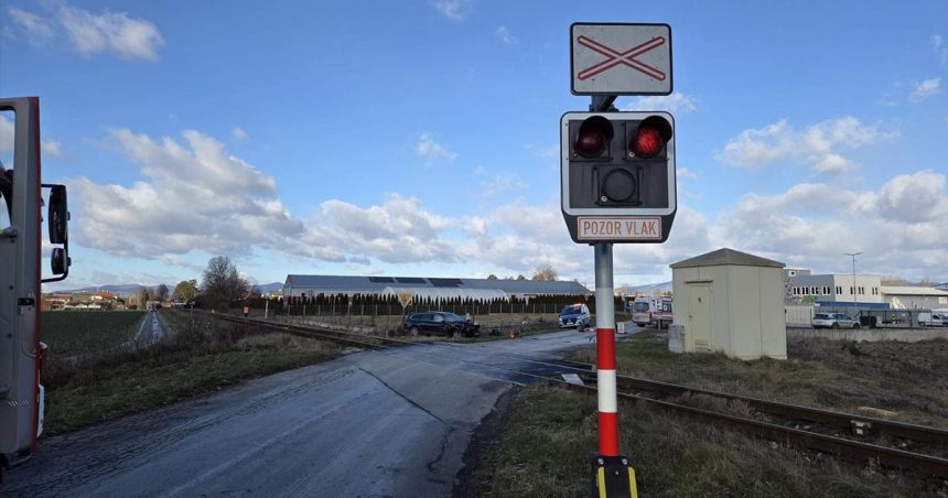 V Banovciach nad Bebravou sa zrazili vlak a auto