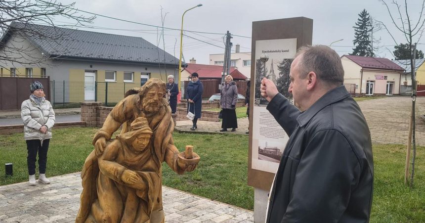 V Secovciach cez vikend vysvatili dreveny Betlehem