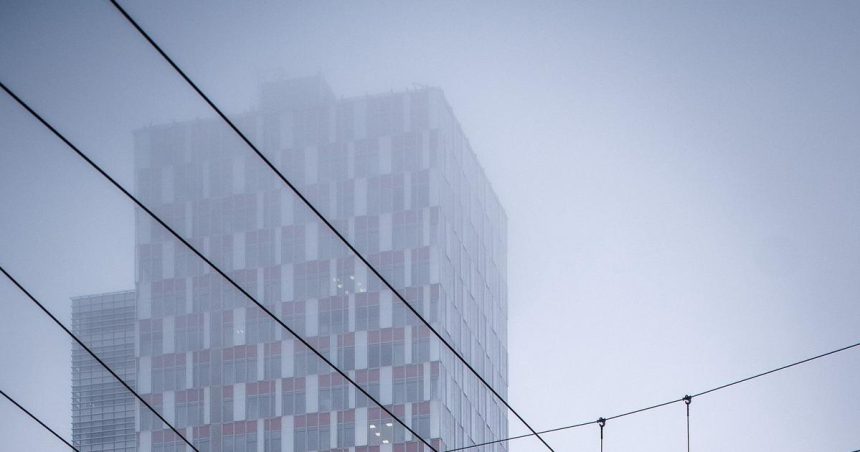 Vystrahy pred hmlou platia na celom Slovensku v piatok