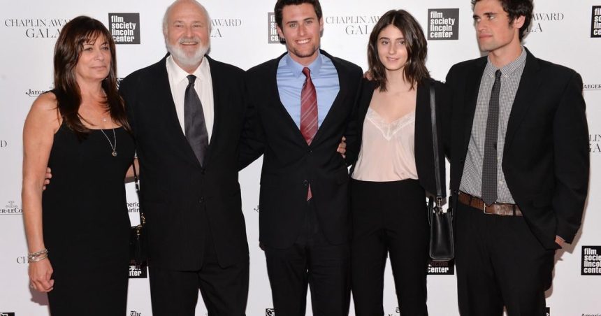 Zadrzali syna zosnuleho rezisera Reinera Trump smrt pripisuje politike