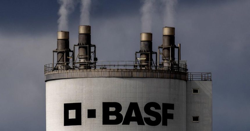 Zisky sto najvacsich nemeckych spolocnosti v roku 2025 klesli o 15 percent