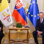 AKTUALIZACIA CIRKEV Na Slovensko pricestoval vatikansky minister zahranicia Paul Richard Gallagher aby si pripomenul podpis zakladnej zmluvy medzi statom a cirkvou