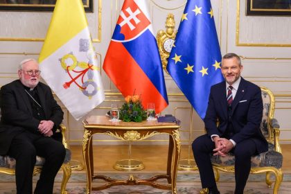 AKTUALIZACIA CIRKEV Na Slovensko pricestoval vatikansky minister zahranicia Paul Richard Gallagher aby si pripomenul podpis zakladnej zmluvy medzi statom a cirkvou